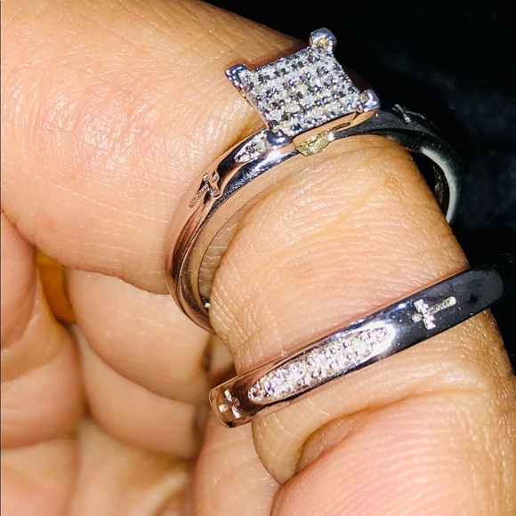 Beautiful REAL DIAMOND cross engraved bridal ring! - Picture 6 of 7